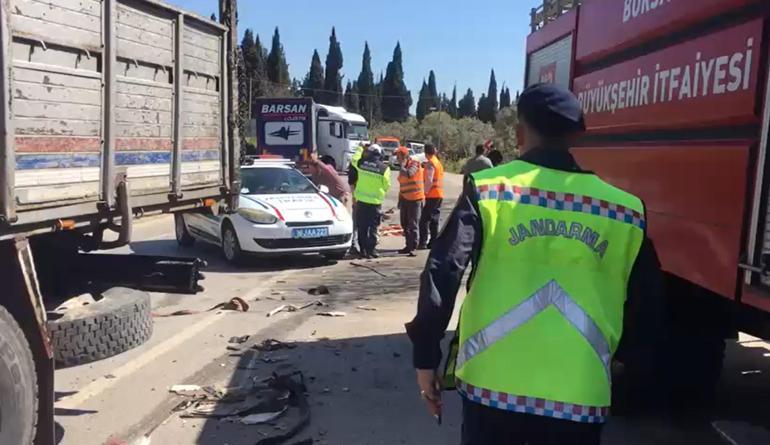 2 TIR kafa kafaya çarpıştı; 1i ağır 2 yaralı