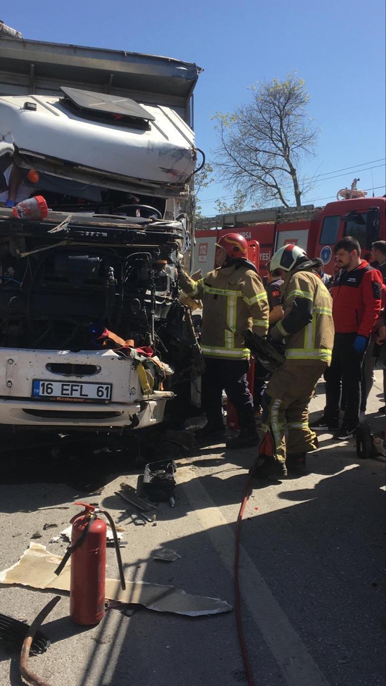2 TIR kafa kafaya çarpıştı; 1i ağır 2 yaralı
