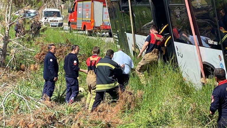 Yolcu otobüsü vinçle çıkarıldı, araçta sıkışan sürücü kurtarıldı