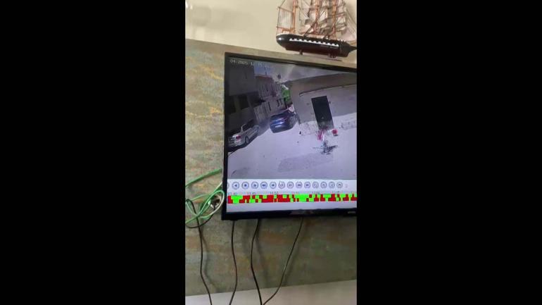 Motosiklet ile otomobilin çarpıştığı kazada 2 kişi yaralandı, 1 çocuk şans eseri kurtuldu; olay anı kamerada