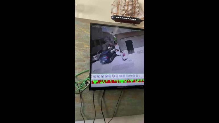 Motosiklet ile otomobilin çarpıştığı kazada 2 kişi yaralandı, 1 çocuk şans eseri kurtuldu; olay anı kamerada