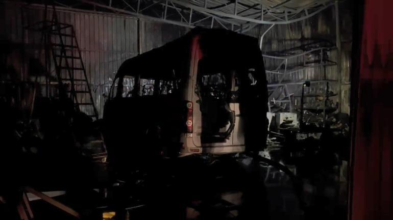 Park halindeki minibüste çıkan yangın oto tamir dükkanına sıçradı