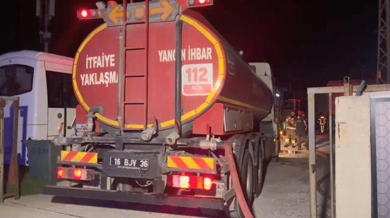 Park halindeki minibüste çıkan yangın oto tamir dükkanına sıçradı