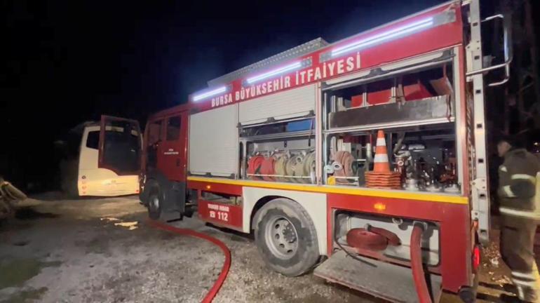 Park halindeki minibüste çıkan yangın oto tamir dükkanına sıçradı