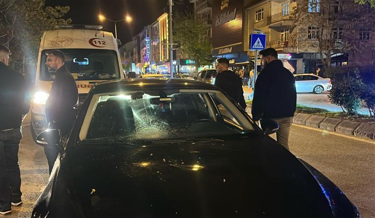Otomobilin yaya geçidinde çarptığı motosikletteki 2 kişi yaralandı; kaza kamerada