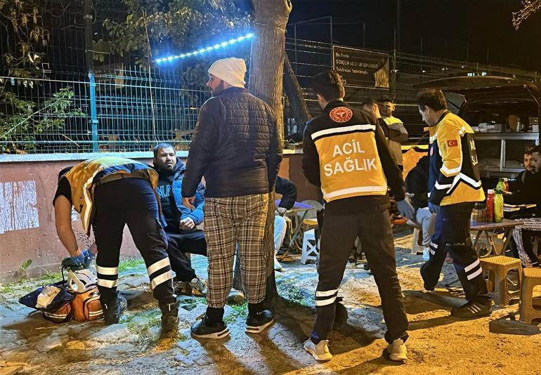 Otomobilin yaya geçidinde çarptığı motosikletteki 2 kişi yaralandı; kaza kamerada
