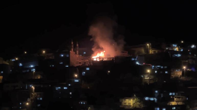 Bursada bir evde çıkan yangın bitişikteki 2 eve de sıçradı