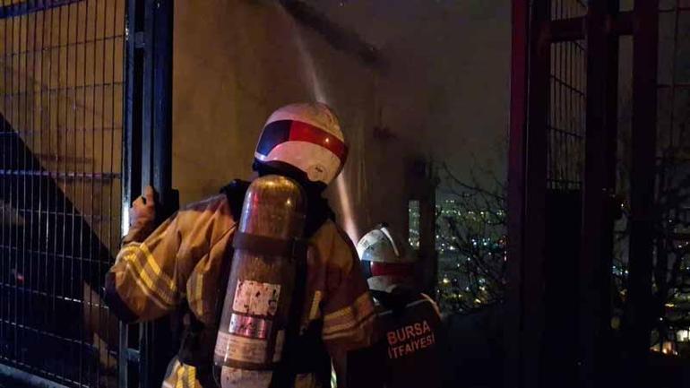Bursada bir evde çıkan yangın bitişikteki 2 eve de sıçradı