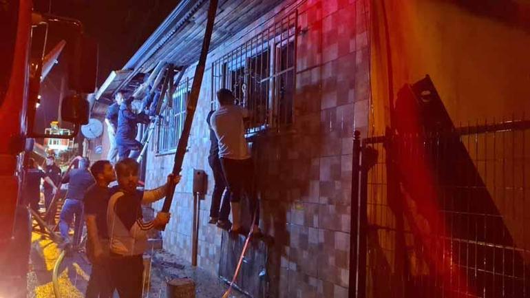 Bursada bir evde çıkan yangın bitişikteki 2 eve de sıçradı