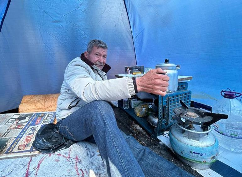 Bacağı sakatlanınca işinden oldu, parka kurduğu çadırda yaşıyor