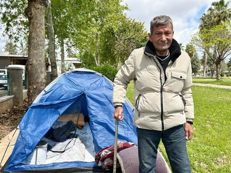Bacağı sakatlanınca işinden oldu, parka kurduğu çadırda yaşıyor
