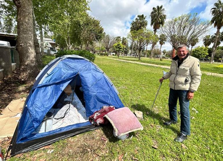 Bacağı sakatlanınca işinden oldu, parka kurduğu çadırda yaşıyor