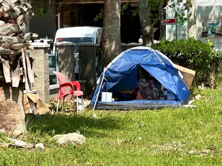 Bacağı sakatlanınca işinden oldu, parka kurduğu çadırda yaşıyor