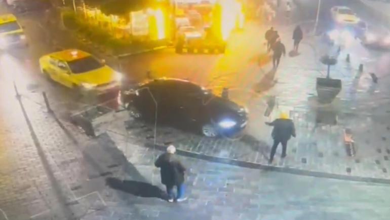 Derbi için Taksim’e gelen taraftar hızlı araç süren sürücüyü bıçakladı; o anlar kamerada