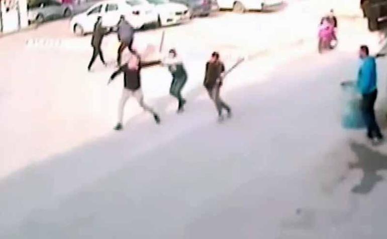 Taşlı sopalı aracıma çarptın kavgası; 1 ölü, 2 yaralı