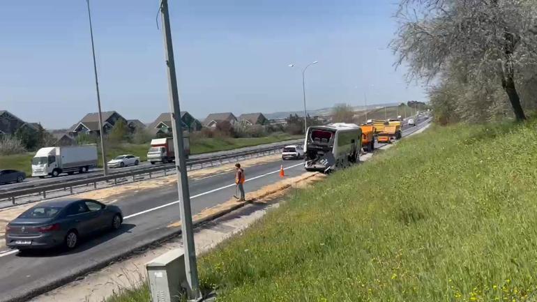 Büyükçekmece TEM Otoyolunda otobüsle hafriyat kamyonu çarpıştı: Yol 3 saat kapalı kaldı