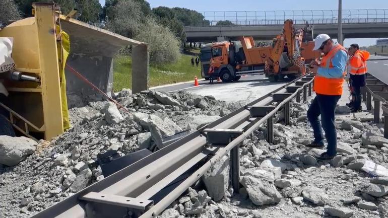 Büyükçekmece TEM Otoyolunda otobüsle hafriyat kamyonu çarpıştı: Yol 3 saat kapalı kaldı