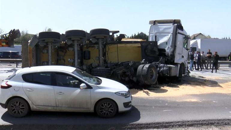 Büyükçekmece TEM Otoyolunda otobüsle hafriyat kamyonu çarpıştı: Yol 3 saat kapalı kaldı