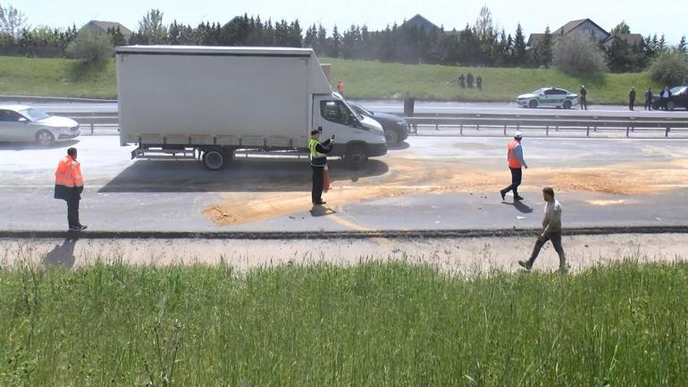 Büyükçekmece TEM Otoyolunda otobüsle hafriyat kamyonu çarpıştı: Yol 3 saat kapalı kaldı