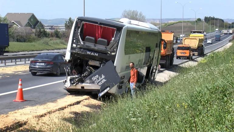 Büyükçekmece TEM Otoyolunda otobüsle hafriyat kamyonu çarpıştı: Yol 3 saat kapalı kaldı