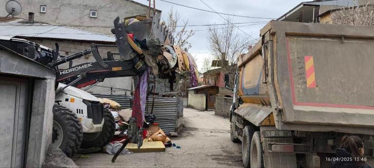 Vanda kötü koku yayılan evden 10 ton çöp çıktı