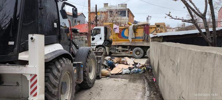 Vanda kötü koku yayılan evden 10 ton çöp çıktı