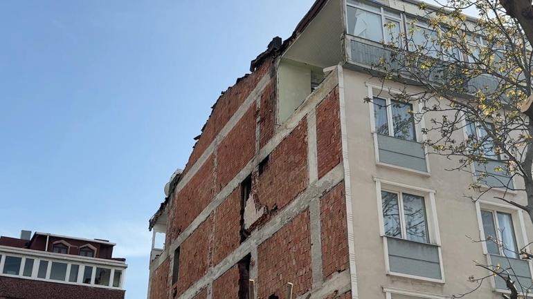 Avcılar’da yıkım sırasında yan binanın duvarı olmayan 2 odası ortaya çıktı