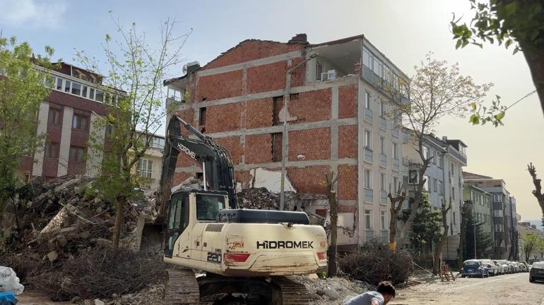 Avcılar’da yıkım sırasında yan binanın duvarı olmayan 2 odası ortaya çıktı