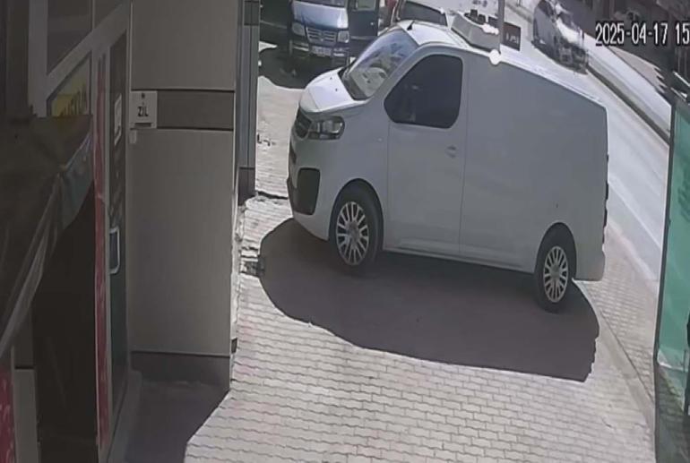 Yaşı küçük sürücünün ortaokul öğrencilerine çarptığı kaza kamerada: 1 ölü, 1 yaralı