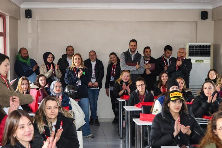 Şampiyon pilotlar, 30 kadın co-pilotu pistlere hazırladı