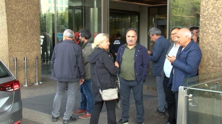 Sırrı Süreyya Önderin tedavi gördüğü hastanenin karşısına destek pankartları asıldı