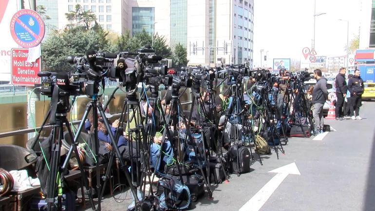 Sırrı Süreyya Önderin tedavi gördüğü hastanenin karşısına destek pankartları asıldı