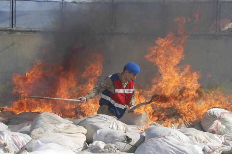 Diyarbakırda son 2 yılda ele geçirilen 20 ton esrar imha edildi
