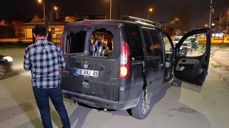 Seyir halindeki hafif ticari araca pompalı tüfekle ateş açıldı; 1 yaralı