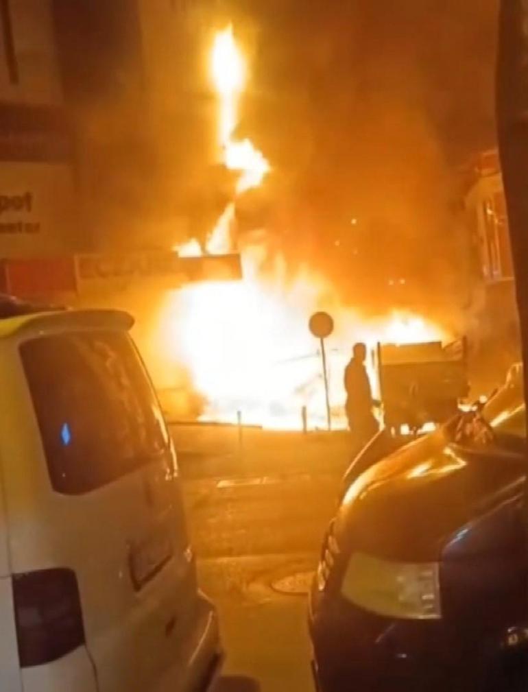 Başakşehirde 4 katlı iş merkezinde yangın; 6 iş yeri ile 2 araç kullanılamaz hale geldi