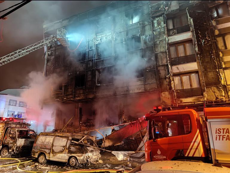 Başakşehirde 4 katlı iş merkezinde yangın; 6 iş yeri ile 2 araç kullanılamaz hale geldi