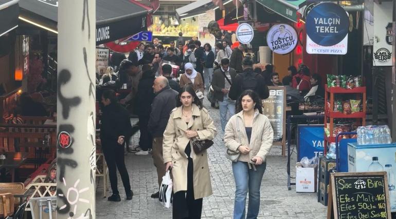 Beşiktaşta kafeteryada eşiyle birlikte otururken silahlı saldırıya uğrayan adam hayatını kaybetti