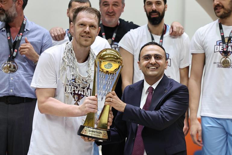 Şampiyon Trabzonspor kupasına kavuştu