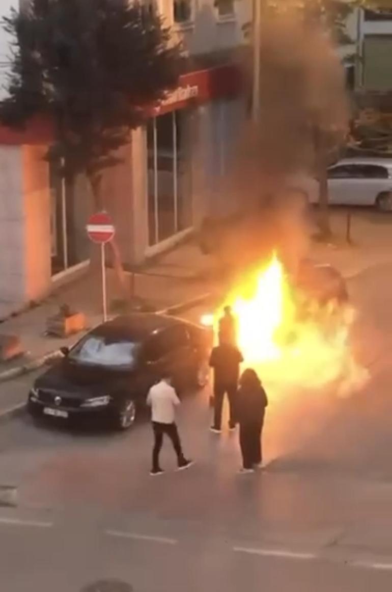 Pendikte park halindeki otomobil alev alev yandı