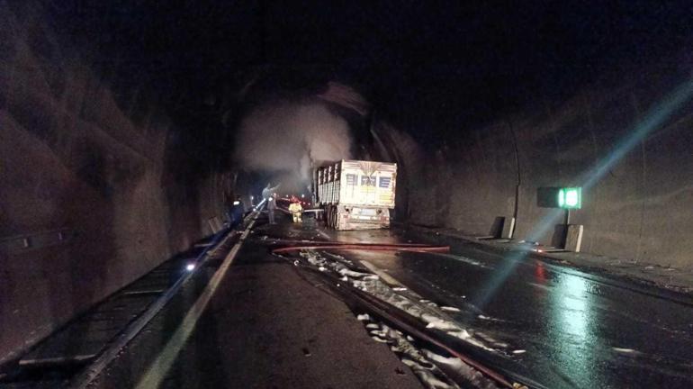 Malatyada kömür yüklü TIR tünel içinde alev aldı: Tünel 2 saat ulaşıma kapandı