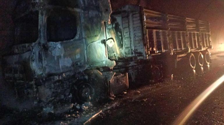 Malatyada kömür yüklü TIR tünel içinde alev aldı: Tünel 2 saat ulaşıma kapandı