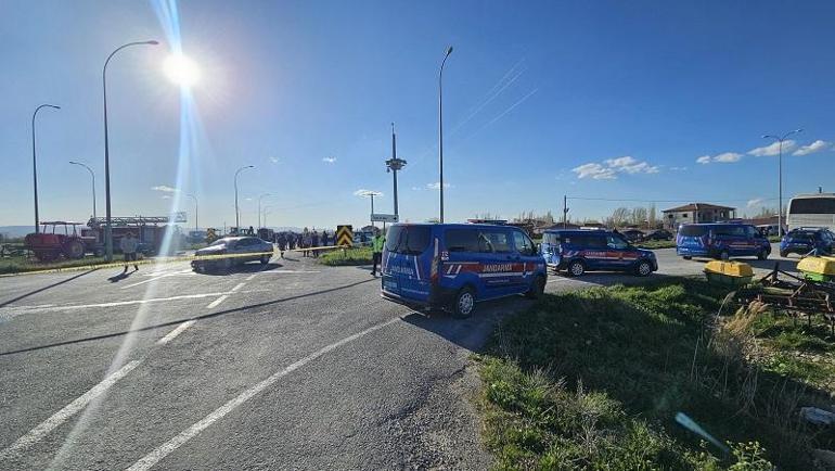 İşçi servis midibüsüyle otomobil çarpıştı: 12 yaralı