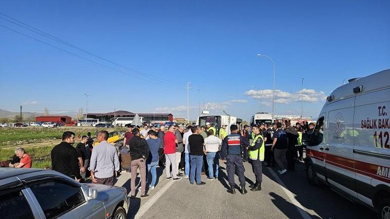 İşçi servis midibüsüyle otomobil çarpıştı: 12 yaralı