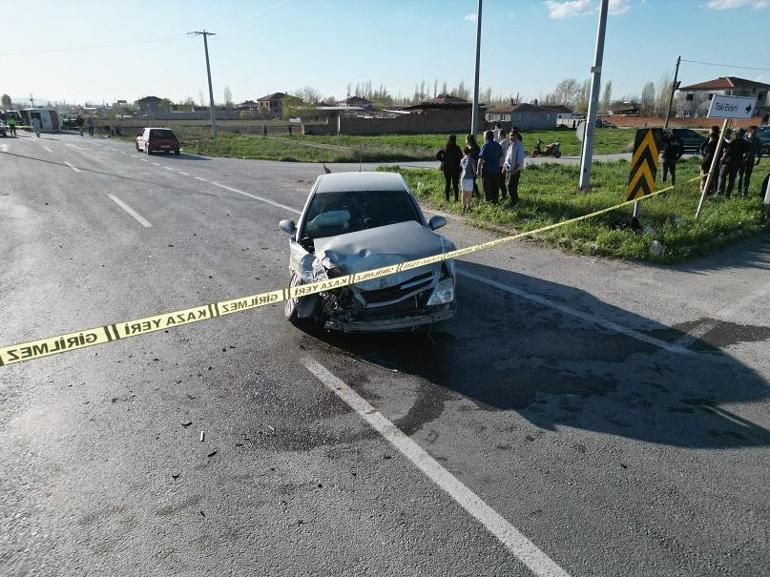 İşçi servis midibüsüyle otomobil çarpıştı: 12 yaralı