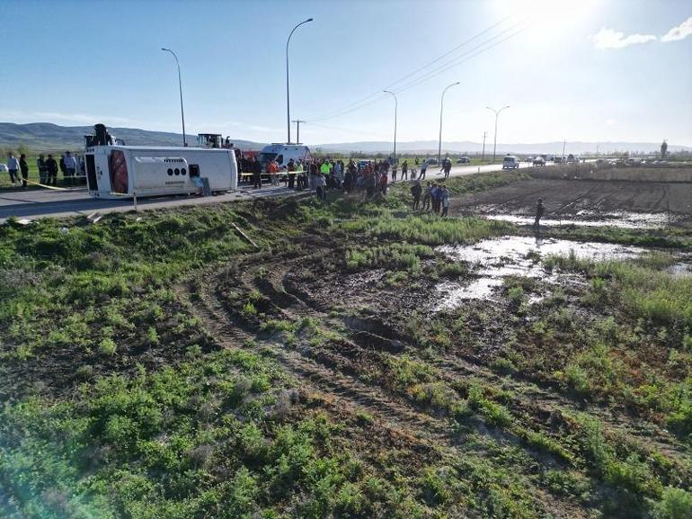 İşçi servis midibüsüyle otomobil çarpıştı: 12 yaralı