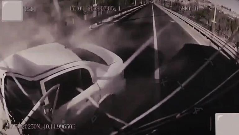 1 kişinin öldüğü, otomobille belediye otobüsünün kafa kafaya çarpıştığı kaza kamerada