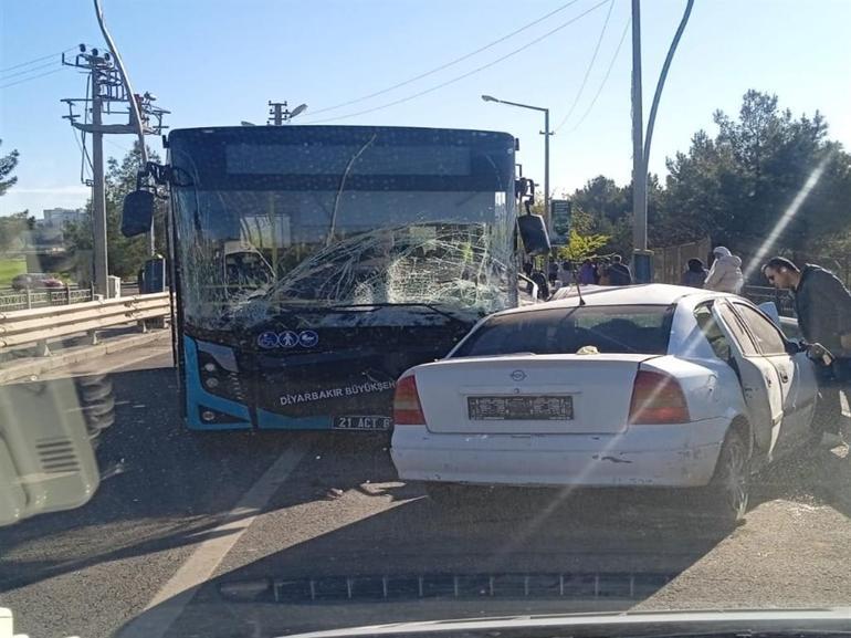 1 kişinin öldüğü, otomobille belediye otobüsünün kafa kafaya çarpıştığı kaza kamerada