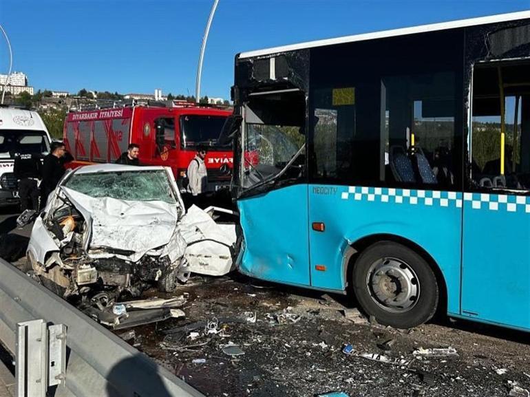 1 kişinin öldüğü, otomobille belediye otobüsünün kafa kafaya çarpıştığı kaza kamerada