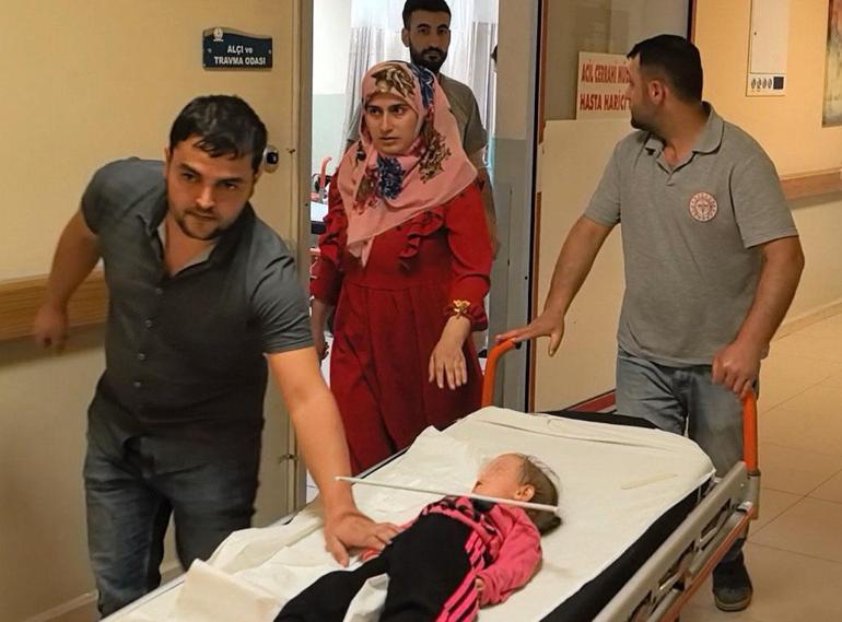 2 yaşındaki Meryem’in oynadığı askı çenesine saplandı