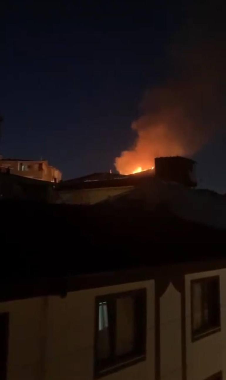 Esenler’de 4 katlı binanın çatısındaki yangın söndürüldü